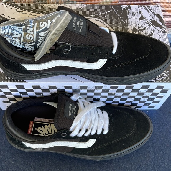 Vans Men’s Gilbert Crockett
Blackout
VN0A5JIF10J
Sneakers - Picture 3 of 16